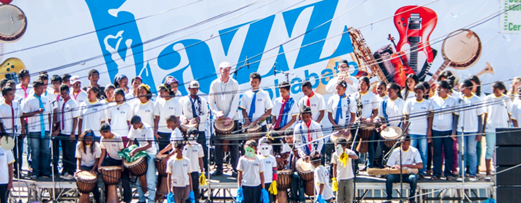 Schüler*innen von Ny Hary auf großer Bühne mit Instrumenten beim Jazztag in Antananarivo