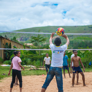 Jugendliche spielen Volleyball im Bildungszentrum Alabri