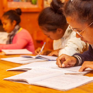 madagassische Schülerinnen beim Hausaufgaben machen