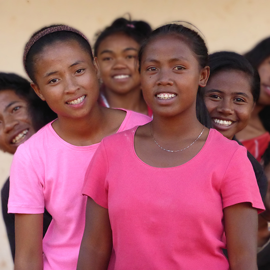 junge madagassische Mädchen in rosa T-Shirts