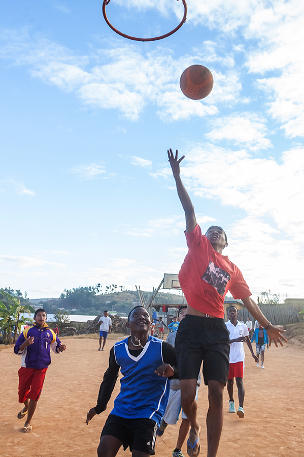junge Madagassen beim Basketball im Bildungszentrum Alabri