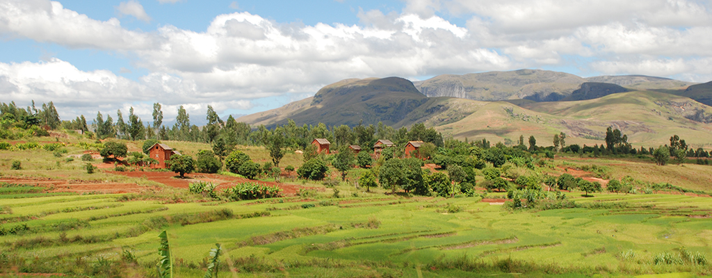 Dorf im Hochland von Madagaskar mit Reisfeldern