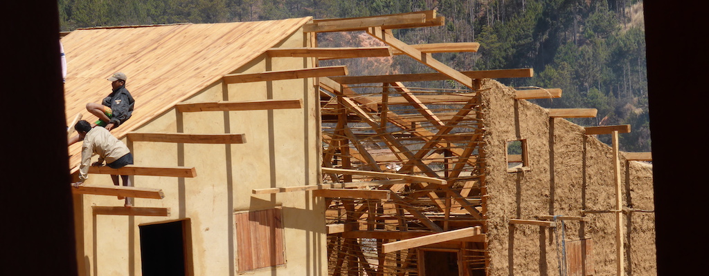 Bauvorhaben im Bildungszentrum: ein Holzhaus wird gebaut