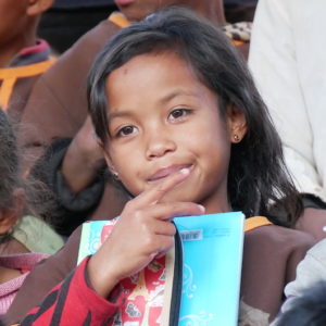 madagassisches Mädchen mit neuen Schulmaterialien