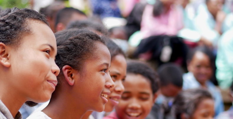 Mädchen nach der Schüler*innen-Tandem-Bildung lächeln in die Kamera