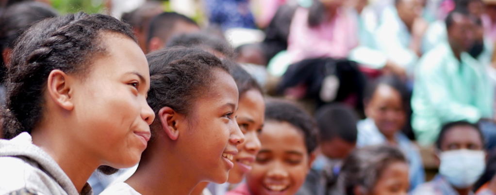 Mädchen nach der Schüler*innen-Tandem-Bildung lächeln in die Kamera