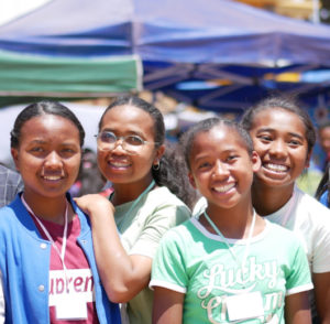 Berufsorientierung: vier Mädchen lächeln in die Kamera auf dem berufsorientierenden Forum von Ny Hary