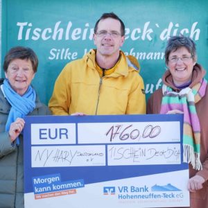 Scheckübergabe von Silke Huss-Lehmann vom Tischlein Deck Dich an Ny Hary