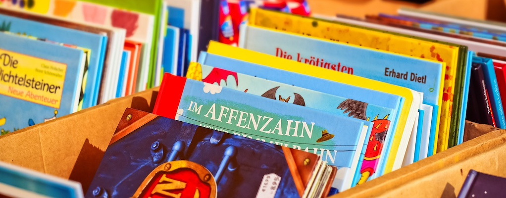 Kinderbücher in Kiste zum Verkaufen